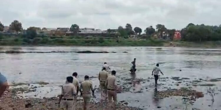 नरसिंहपुर के गाडरवारा में रात को लापता हुई युवती का शव शक्कर नदी में मिला, मौत के कारणों की जांच जारी, मध्य प्रदेश वीडियो न्यूज