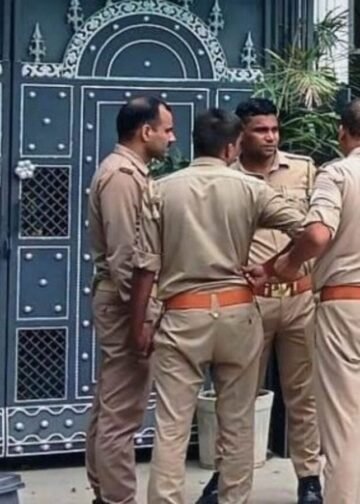 IAS अफसर के घर किराए पर रह रहे डिप्टी एसपी के यहां चोरों का धावा, अलमारी से ले गए लाखों के जेवर, Uttar-pradesh Hindi News