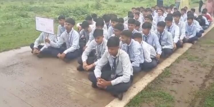 मंदसौर जवाहर नवोदय विद्यालय में छात्रों का प्रदर्शन, पानी-खाने की गुणवत्ता समेत कई शिकायतें, मध्य प्रदेश वीडियो न्यूज