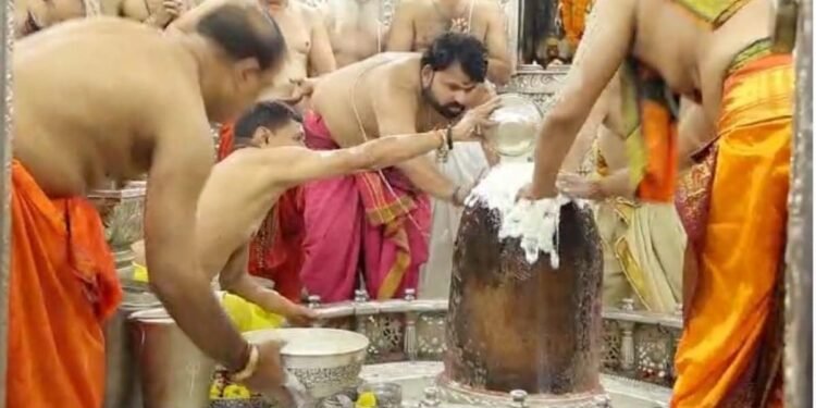 उज्जैन महाकाल मंदिर में सावन की पहली सोमवारी पर 1.50 लाख श्रद्धालुओं ने किए दर्शन, लंबी कतारों के बीच सुगम व्यवस्था, मध्य प्रदेश वीडियो न्यूज