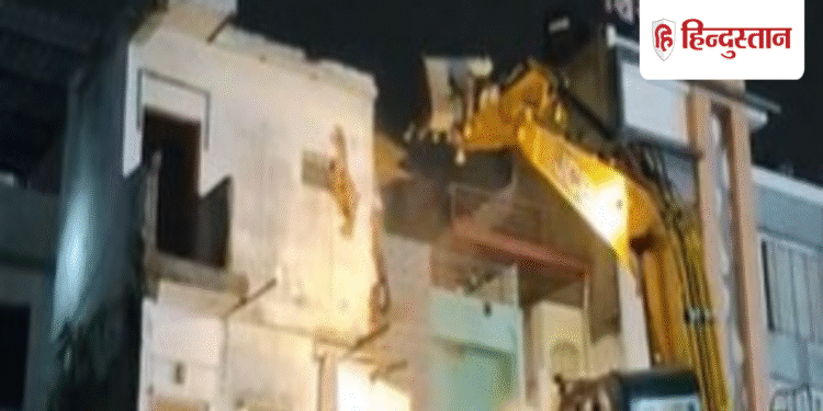 महाकाल मंदिर के सामने गरजा बुलडोजर, तोड़ा गया 65 साल पुराना घर; क्या थी वजह, Madhya-pradesh Hindi News