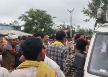 डिंडौरी के कौड़ियां गांव में युवक की संदिग्ध मौत पर परिजनों का प्रदर्शन, हत्या की आशंका में नेशनल हाईवे जाम, मध्य प्रदेश वीडियो न्यूज