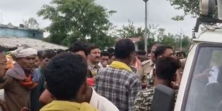 डिंडौरी के कौड़ियां गांव में युवक की संदिग्ध मौत पर परिजनों का प्रदर्शन, हत्या की आशंका में नेशनल हाईवे जाम, मध्य प्रदेश वीडियो न्यूज