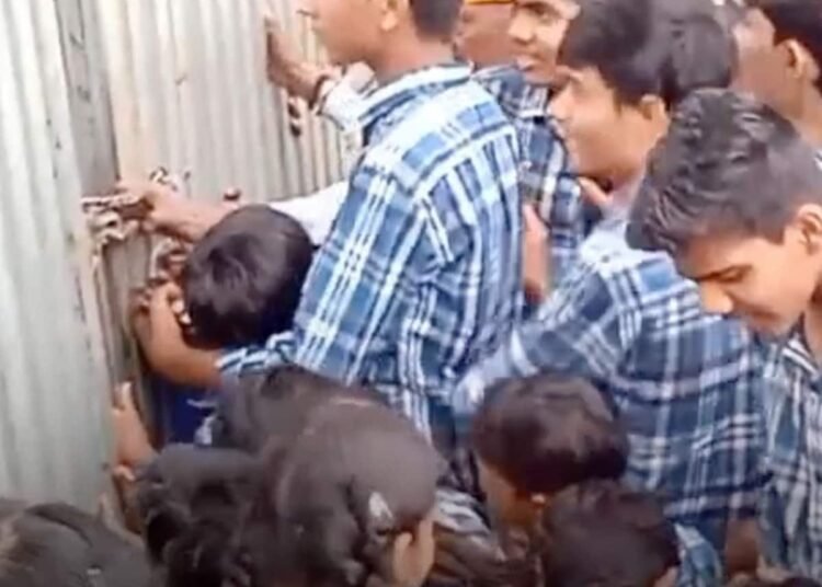 शाजापुर में जाम से स्कूल बसें फंसी, परीक्षा छूटने की नौबत पर छात्रों ने मंडी गेट पर किया प्रदर्शन, मध्य प्रदेश वीडियो न्यूज