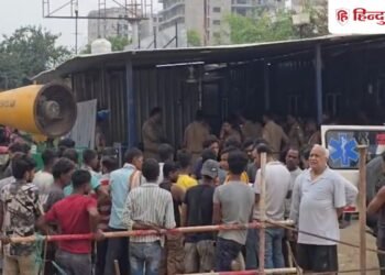 वृंदावन में बड़ा हादसा, ओमैक्स मॉल में शटरिंग गिरने से तीन की मौत, एक की हालत गंभीर, Uttar-pradesh Hindi News