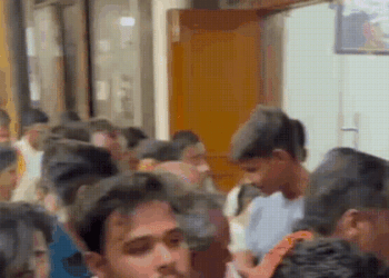 बांके बिहारी मंदिर की दानराशि सड़क पर बिखरी, बैंक ले जाते समय श्रद्धालुओं के सामने फटा सिक्कों से भरा थैला, Uttar-pradesh Hindi News