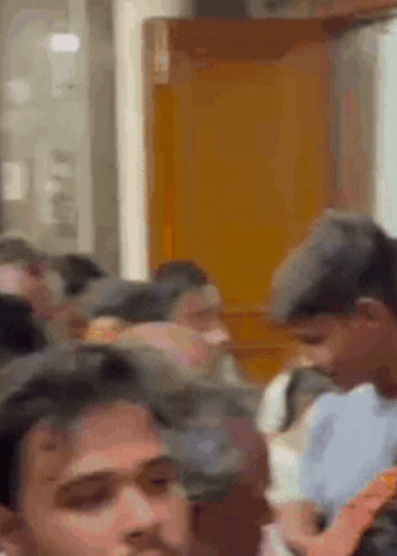 बांके बिहारी मंदिर की दानराशि सड़क पर बिखरी, बैंक ले जाते समय श्रद्धालुओं के सामने फटा सिक्कों से भरा थैला, Uttar-pradesh Hindi News