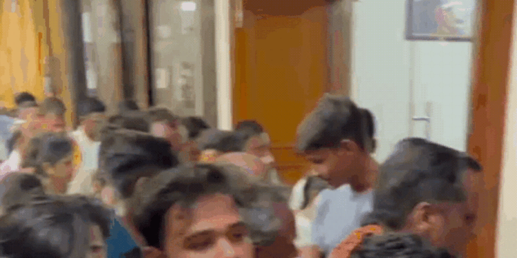 बांके बिहारी मंदिर की दानराशि सड़क पर बिखरी, बैंक ले जाते समय श्रद्धालुओं के सामने फटा सिक्कों से भरा थैला, Uttar-pradesh Hindi News