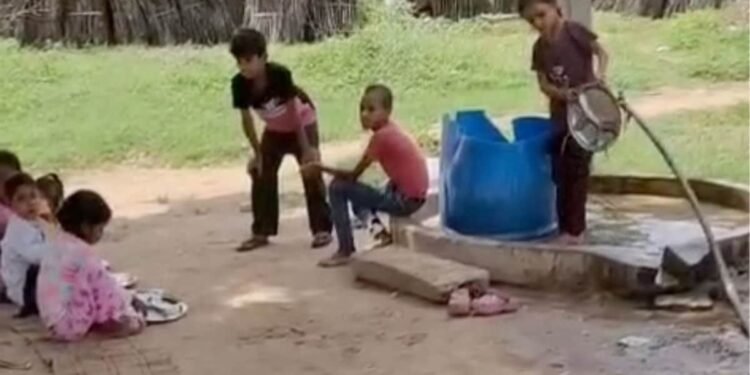 मुरैना के पोरसा सरकारी स्कूल में बच्चों से बर्तन-सफाई कराने का आरोप, BEO से शिकायत, मध्य प्रदेश वीडियो न्यूज