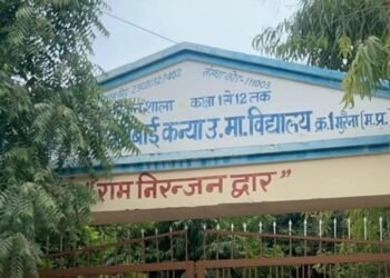 मुरैना कन्या स्कूल में डेढ़ दर्जन छात्राओं की शिकायत, लैब सहायक पर आपत्तिजनक व्यवहार के आरोप, मध्य प्रदेश वीडियो न्यूज