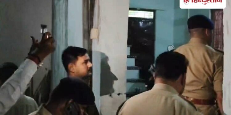 MP: ड्राइवर के घर बंदूक तलाशने गई पुलिस को मिला नोटों का अंबार, मंगानी पड़ी मशीन, Madhya-pradesh Hindi News