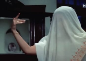 हिट फिल्म का ब्लॉकबस्टर गाना, व्हाइट साड़ी में एक्ट्रेस ने लगाए जमकर ठुमके, टुकुर-टुकुर देखता रहा शराबी
