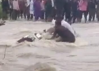 शिवपुरी में उफनती पुलिया पार करते बाइक समेत नदी में बहा युवक, तैरकर बचाई जान, मध्य प्रदेश वीडियो न्यूज