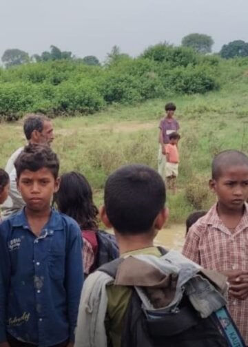 सिंगरौली के भटवा टोला में सड़क नहीं, बारिश में दलदल बना रास्ता, बच्चे और मरीज परेशान, मध्य प्रदेश वीडियो न्यूज