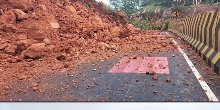 नरसिंहपुर में NH-45 पर पहाड़ी धंसी, नौरादेही के पास सड़क पर गिरा मलबा, घंटों यातायात बाधित, मध्य प्रदेश वीडियो न्यूज