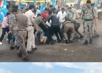 डिंडौरी में कथित ऑक्सीजन कमी से मौत के मामले पर NSUI का विरोध प्रदर्शन, स्वास्थ्य मंत्री के इस्तीफे की मांग, मध्य प्रदेश वीडियो न्यूज