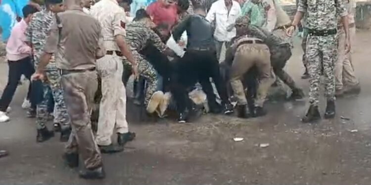 डिंडौरी में कथित ऑक्सीजन कमी से मौत के मामले पर NSUI का विरोध प्रदर्शन, स्वास्थ्य मंत्री के इस्तीफे की मांग, मध्य प्रदेश वीडियो न्यूज
