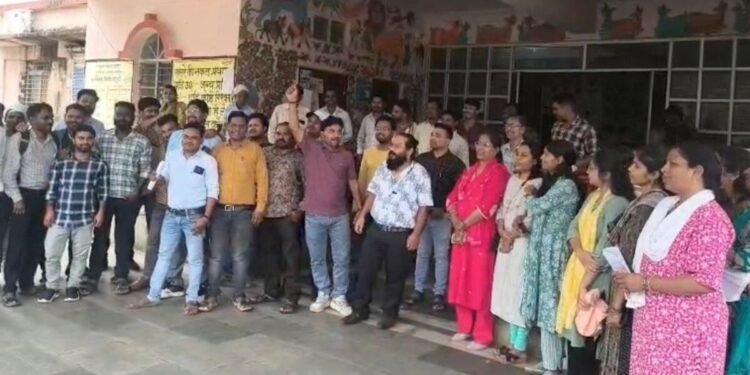 डिंडौरी: पांच सूत्रीय मांगों को लेकर 300 पटवारी अनिश्चितकालीन हड़ताल पर, बस्ते जमा कर सरकार के खिलाफ प्रदर्शन, मध्य प्रदेश वीडियो न्यूज