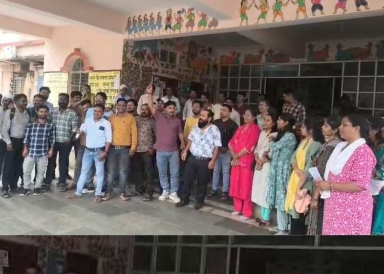 डिंडौरी: पांच सूत्रीय मांगों को लेकर 300 पटवारी अनिश्चितकालीन हड़ताल पर, बस्ते जमा कर सरकार के खिलाफ प्रदर्शन, मध्य प्रदेश वीडियो न्यूज