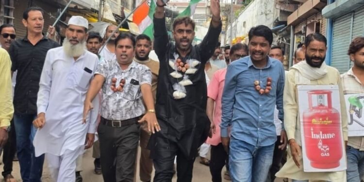 उमरिया के पाली में महंगाई के खिलाफ कांग्रेस का प्रदर्शन, प्याज-शक्कर की माला पहनकर जताया विरोध, मध्य प्रदेश वीडियो न्यूज