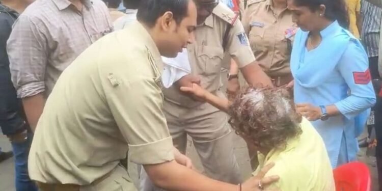 रतलाम के डोसीगांव PM आवास योजना फ्लैट खाली कराने की कार्रवाई पर हंगामा, पूर्व विधायक पारस सकलेचा की आयुक्त से तीखी बहस, मध्य प्रदेश वीडियो न्यूज