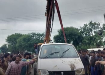 राजगढ़ में उफनते नाले में बही 11 यात्रियों से भरी ईको, 6 शव बरामद; रेस्क्यू जारी, मध्य प्रदेश वीडियो न्यूज