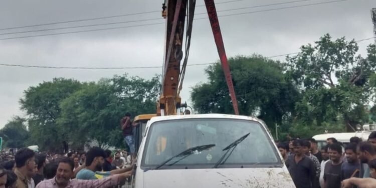 राजगढ़ में उफनते नाले में बही 11 यात्रियों से भरी ईको, 6 शव बरामद; रेस्क्यू जारी, मध्य प्रदेश वीडियो न्यूज