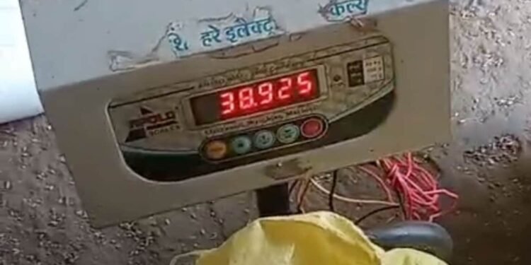 भिंड में राशन की घटतौली का आरोप, इलेक्ट्रॉनिक कांटे से 1-2 किलो कम देने का दावा, मध्य प्रदेश वीडियो न्यूज