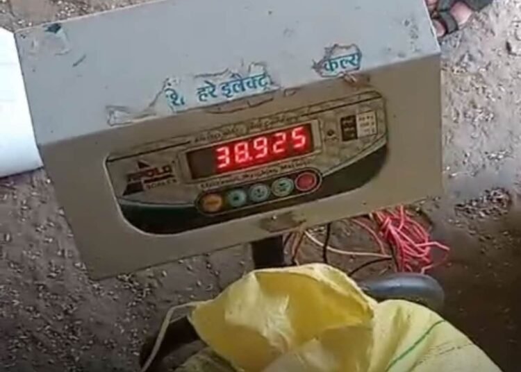 भिंड में राशन की घटतौली का आरोप, इलेक्ट्रॉनिक कांटे से 1-2 किलो कम देने का दावा, मध्य प्रदेश वीडियो न्यूज