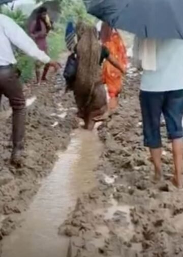 मुरैना के पोरसा क्षेत्र में डेढ़ किलोमीटर सड़क नहीं बनने से बारिश में गांव का संपर्क टूटता, ग्रामीणों ने सौंपा ज्ञापन, मध्य प्रदेश वीडियो न्यूज