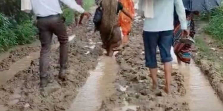 मुरैना के पोरसा क्षेत्र में डेढ़ किलोमीटर सड़क नहीं बनने से बारिश में गांव का संपर्क टूटता, ग्रामीणों ने सौंपा ज्ञापन, मध्य प्रदेश वीडियो न्यूज
