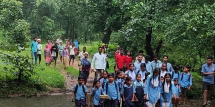 मंडला के अमझर गांव में 80 साल बाद भी पक्की सड़क नहीं, ग्रामीणों ने कलेक्टर से लगाई गुहार, मध्य प्रदेश वीडियो न्यूज