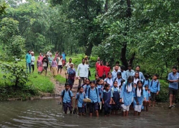 मंडला के अमझर गांव में 80 साल बाद भी पक्की सड़क नहीं, ग्रामीणों ने कलेक्टर से लगाई गुहार, मध्य प्रदेश वीडियो न्यूज