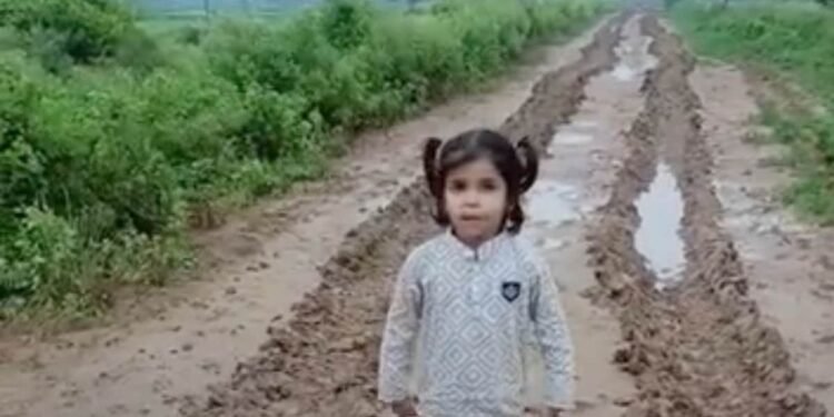 मुरैना के सिकारोड़ी में कीचड़ भरी सड़क पर बच्ची का सवाल वायरल, ग्रामीणों ने पक्की सड़क की मांग उठाई, मध्य प्रदेश वीडियो न्यूज