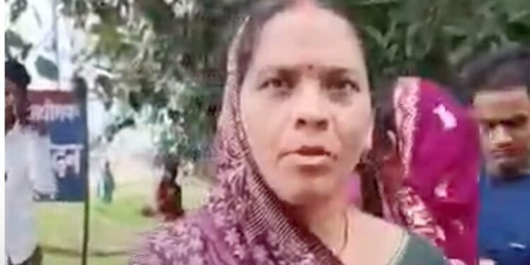 सिंगरौली जेल में राखी बांधने पहुंचीं बहनों को नहीं मिली मुलाकात, रोते हुए लौटीं, मध्य प्रदेश वीडियो न्यूज
