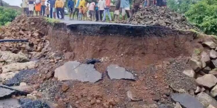 डिंडोरी में 7 करोड़ की सड़क का पुल 3 साल में टूटा, खेतों में पहुंचा मलबा और फसल बर्बाद, मध्य प्रदेश वीडियो न्यूज