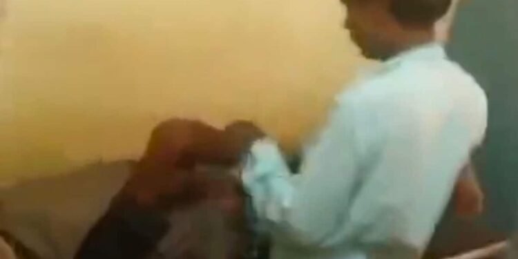 सिंगरौली के CHC निवास में सफाईकर्मी द्वारा मरीजों को इंजेक्शन लगाने का वीडियो वायरल, स्वास्थ्य व्यवस्था पर सवाल, मध्य प्रदेश वीडियो न्यूज