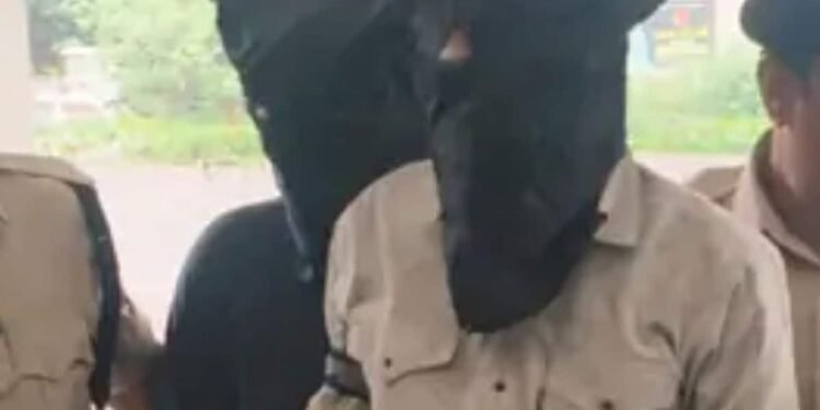 उज्जैन में महाकाल मंदिर के सामने 65 साल पुराने जर्जर परचुरे भवन पर चला बुलडोजर, मध्य प्रदेश वीडियो न्यूज