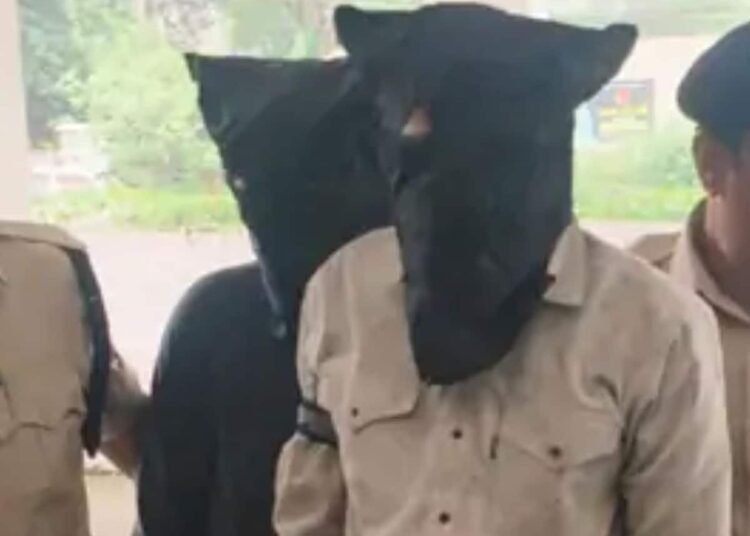 उज्जैन में महाकाल मंदिर के सामने 65 साल पुराने जर्जर परचुरे भवन पर चला बुलडोजर, मध्य प्रदेश वीडियो न्यूज