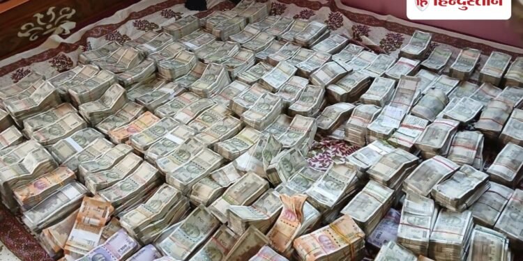 MP में ऑटोवाला निकला करोड़पति, अलमारी में भरे थे नोट ही नोट; क्या दी सफाई