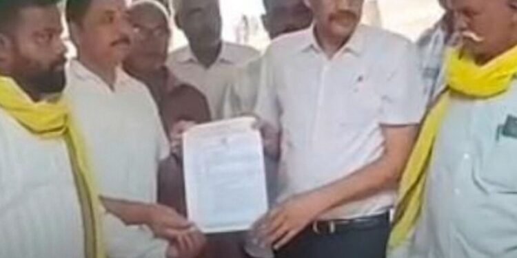 नरसिंहपुर में सरपंच के घर पुलिस दबिश पर बवाल, ताला तोड़कर तलाशी का आरोप; सरपंच संघ ने मांगी जांच, मध्य प्रदेश वीडियो न्यूज
