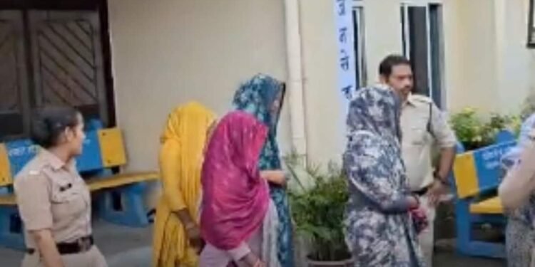 उज्जैन महाकाल सवारी से पहले पुलिस की बड़ी कार्रवाई, लूट-चोरी की साजिश रचते 19 आरोपी गिरफ्तार, 6 महिलाएं शामिल, मध्य प्रदेश वीडियो न्यूज