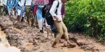 डिंडौरी में बदहाल स्कूल मार्ग से परेशान छात्र, कीचड़-दलदल के बीच जाने को मजबूर, मध्य प्रदेश वीडियो न्यूज