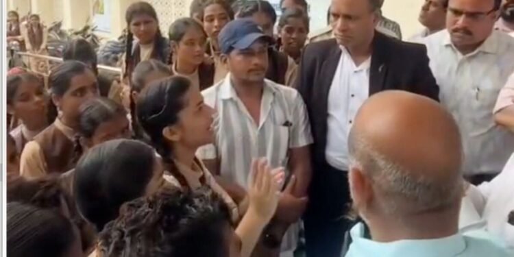 उज्जैन में स्कूल शिफ्टिंग के विरोध में छात्राओं का प्रदर्शन, 1000 से ज्यादा विद्यार्थी धरने पर बैठे, मध्य प्रदेश वीडियो न्यूज