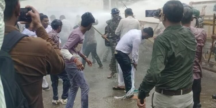 शाजापुर में युवा कांग्रेस का प्रदर्शन, पुलिस से झड़प के बाद वाटर कैनन का इस्तेमाल, मध्य प्रदेश वीडियो न्यूज