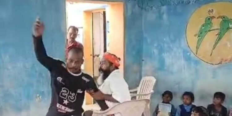शहडोल के स्कूल में शराबी का हंगामा, शिक्षक से मारपीट और गोली की धमकी, VIDEO वायरल, मध्य प्रदेश वीडियो न्यूज