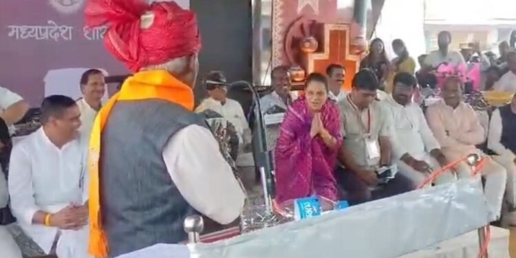 गुना में सीता-द्रौपदी के प्रसंग पर विधायक पन्नालाल शाक्य का बयान, प्रियंका पैंची ने मंच पर जताई आपत्ति, मध्य प्रदेश वीडियो न्यूज