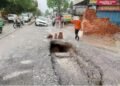 ग्वालियर की झांसी रोड दो घंटे की बारिश में धंसी, 10 फीट गहरे गड्ढे में फंसी कार, बड़ा हादसा टला, मध्य प्रदेश वीडियो न्यूज
