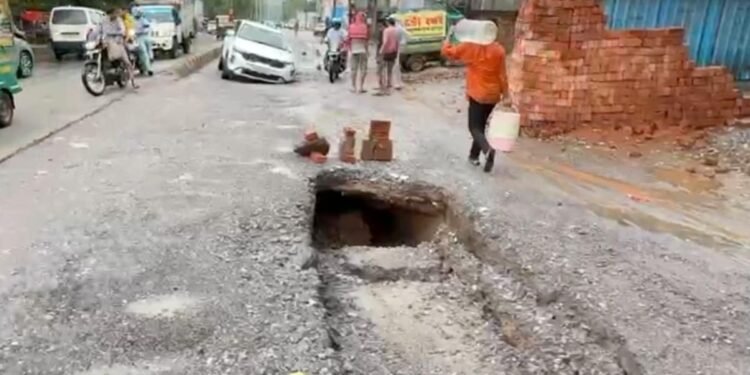 ग्वालियर की झांसी रोड दो घंटे की बारिश में धंसी, 10 फीट गहरे गड्ढे में फंसी कार, बड़ा हादसा टला, मध्य प्रदेश वीडियो न्यूज