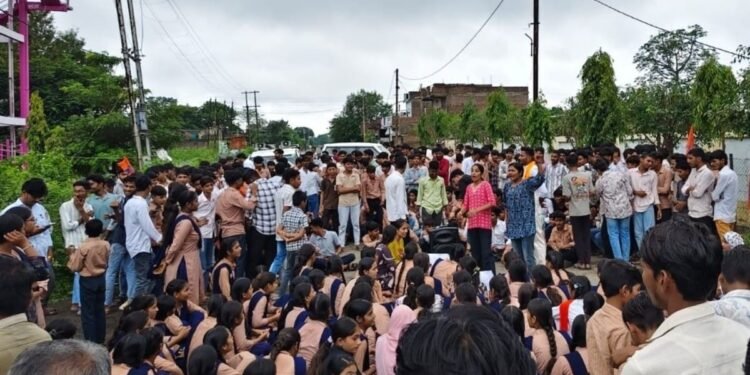 राजगढ़ में पीएम श्री स्कूल के छात्रों का प्रदर्शन, शराब-मांस की दुकानें हटाने और स्पीड ब्रेकर की मांग, मध्य प्रदेश वीडियो न्यूज